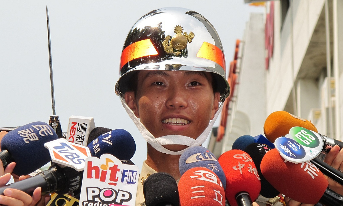 陸戰隊儀隊二兵黃柏碩25日受訪強調總統來視察前，休假正常。 圖：林朝億/攝
