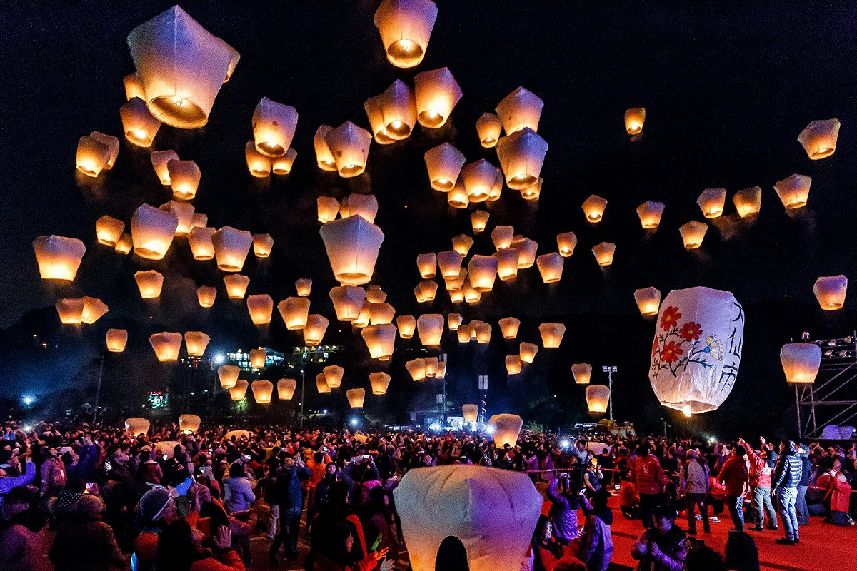 今年平溪天燈節不只在元宵節舉行，中秋節當晚也將在平溪國中進行八波施放。 圖：新北市觀光旅遊局/提供