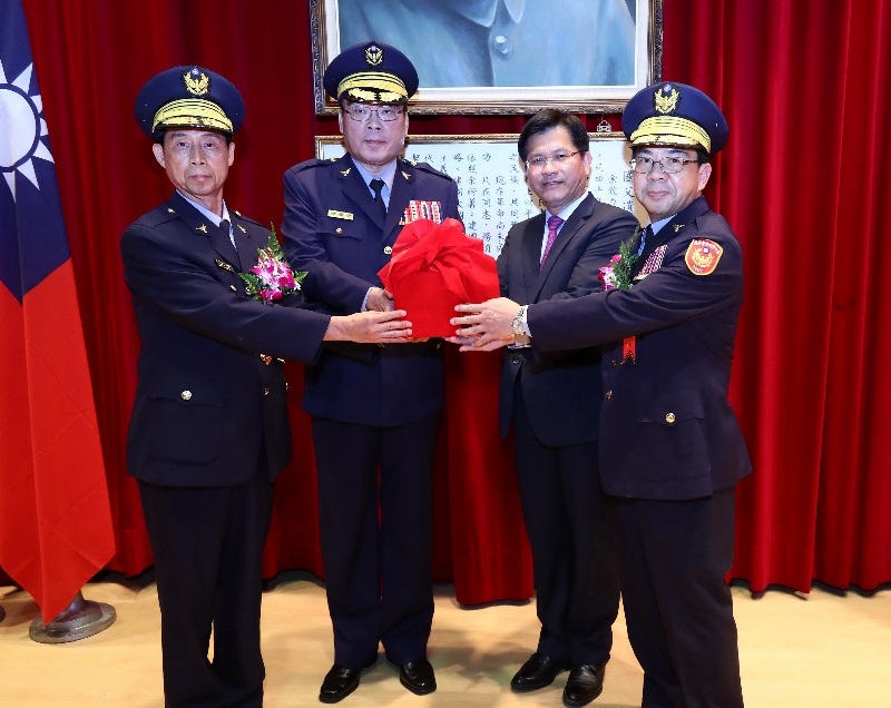 林佳龍(右二)參加.新任警察局長楊源明(右一)交接典禮。 台中市政府/提供