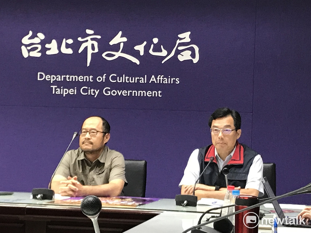 台北市政府文化局長鍾永豐（左）、警察局副局長林順家（右）上午舉行聯合記者會，針對台大校園24日抗議衝突事件，對外公開說明。 圖：周煊惠 / 攝