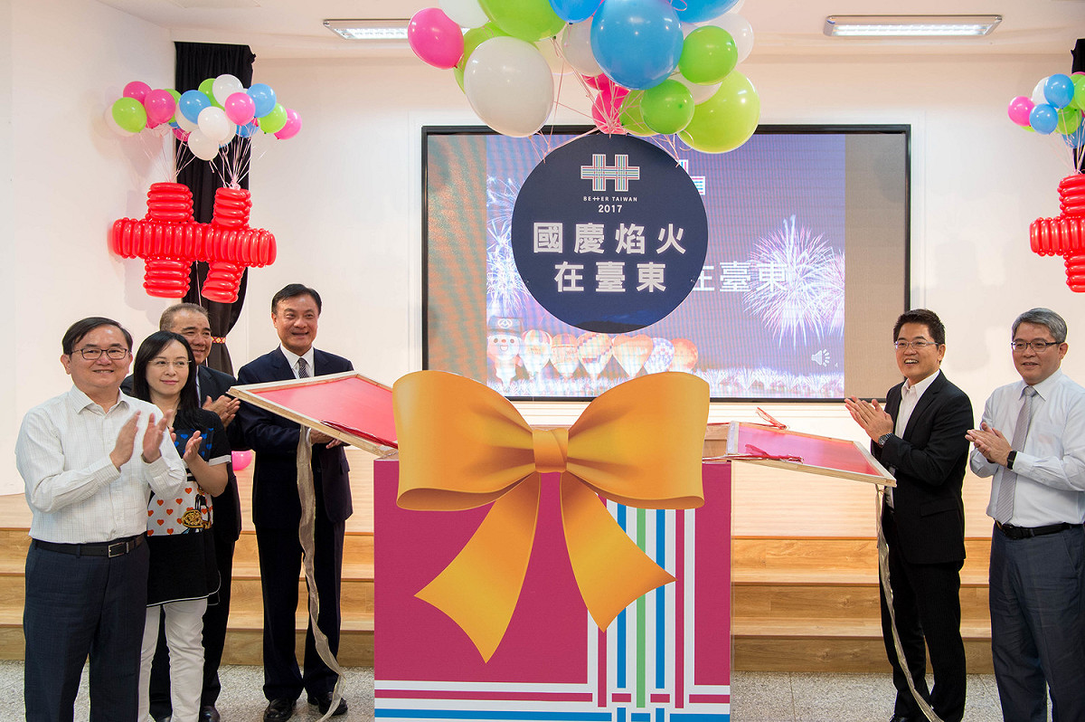 立法院長蘇嘉全今(25)日前往台東，在劉櫂豪、廖國棟及陳瑩共3位立法委員的陪同下，出席在台東縣政府所舉行的「國慶焰火在台東」記者會。 圖：慶籌會/提供