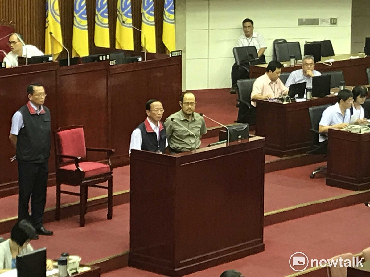 針對台大抗議濺血事件，台北市政府文化局長鍾永豐（備詢台右）、台北市警局長陳嘉昌（備詢台左）進市議會備詢。 圖：新頭殼資料照