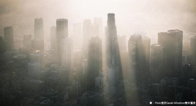 你知道嗎？吸入過多汙染的空氣，不只會傷害呼吸道、肺功能、眼睛，最嚴重的還會引發肺炎、呼吸衰竭、心肌梗塞等致命的健康危機。空汙無所不在，現在這年頭連呼吸都有生命危險了。 圖：Flickr提供Sarah Winstton開放權限