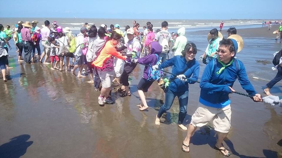 桃園市新屋區永安海岸海客傳統文化活動—牽罟捕漁。圖為2016桃園市地景藝術節的在地居民牽罟活動。 圖：取自桃園新屋愛鄉協會臉書