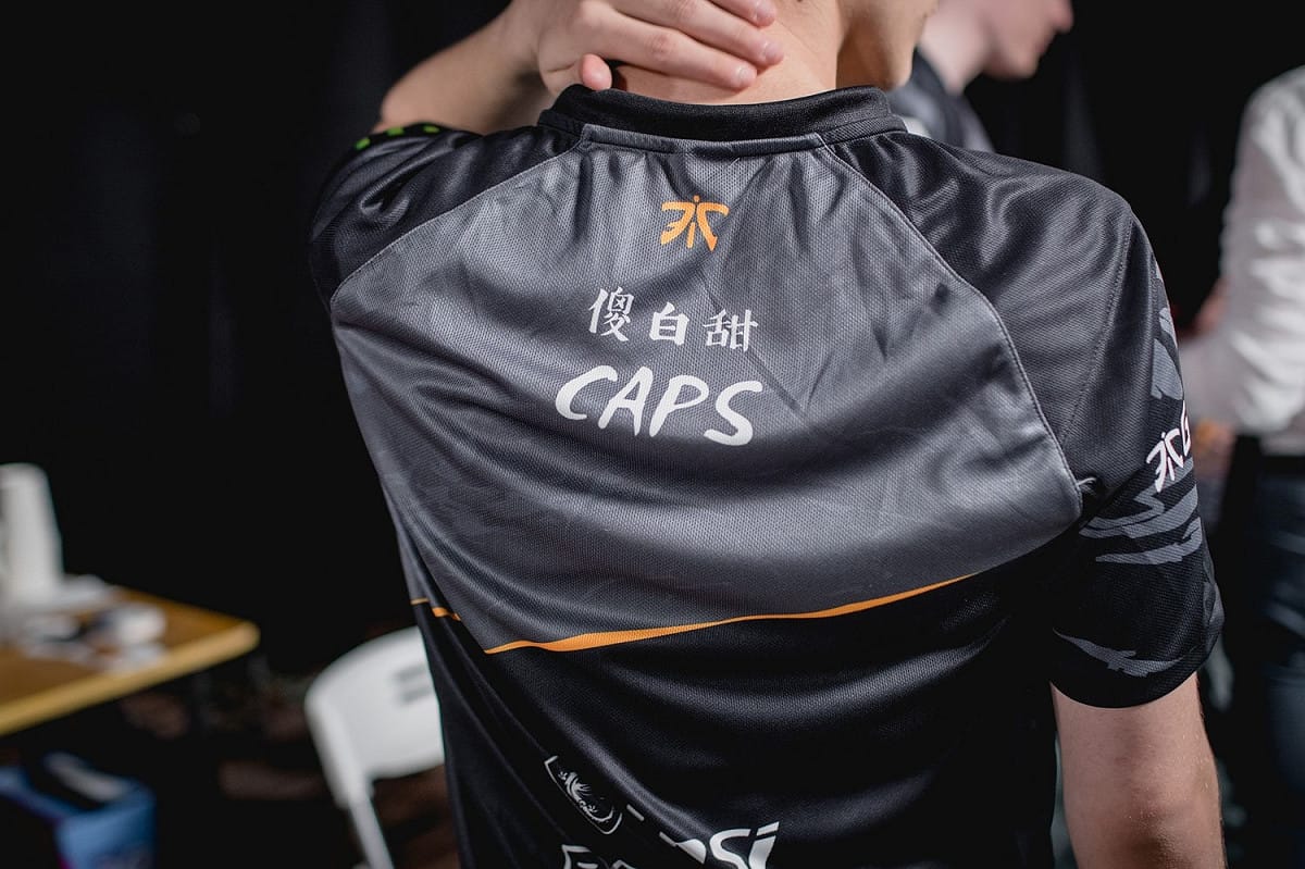 FNC中路選手Caps印了「傻白甜」。 圖：翻攝自 LoL Esports Photos flickr