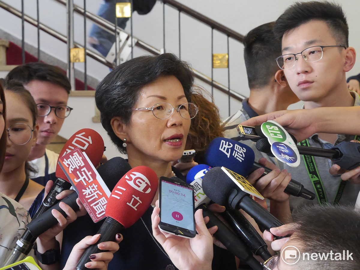 陸委會主委張小月今（19）日受訪表示，對於所謂九二共識，大家有很多不同解讀，陸委會的立場就是回到九二會談歷史事實，重要精神是求同存異。對於台灣人盧麗安取得中國國籍，成為十九大代表，外界質疑會引發後續效應。張小月則說，一點都不擔心，「我覺得自由民主是我們的金鐘罩鐵布衫，所以非常有信心。」 圖：新頭殼資料照片