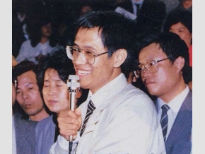 郭倍宏1989年.闖關回台，又現身在重重警力包圍的中和體育場政見會場。 圖：台獨聯盟/提供