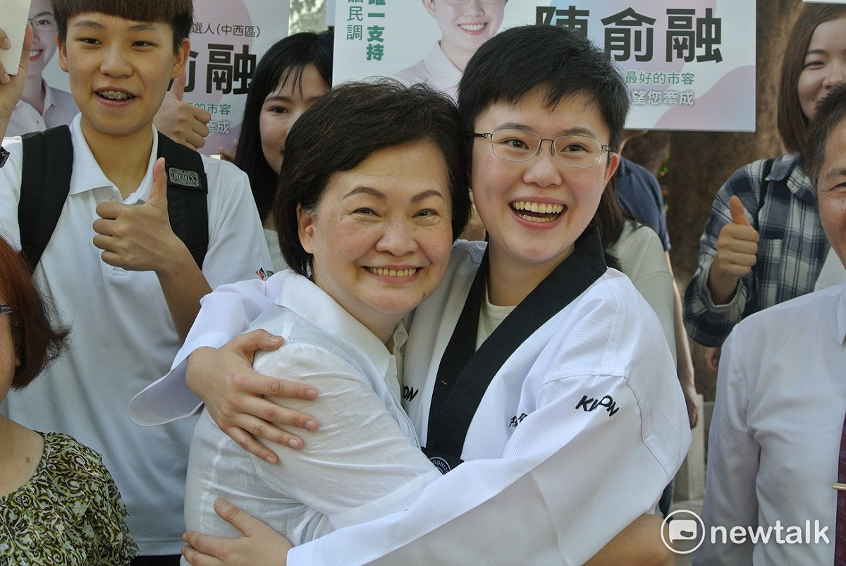 台中市前市長張溫鷹今天為女兒陳俞融參選記者會站台。 圖 : 唐復年/攝