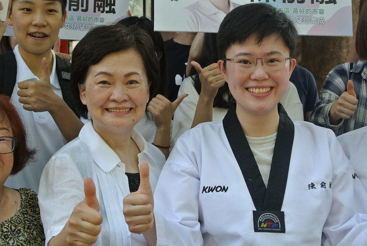 台中市前市長張溫鷹今天為女兒陳俞融參選記者會站台。 圖 : 唐復年/攝