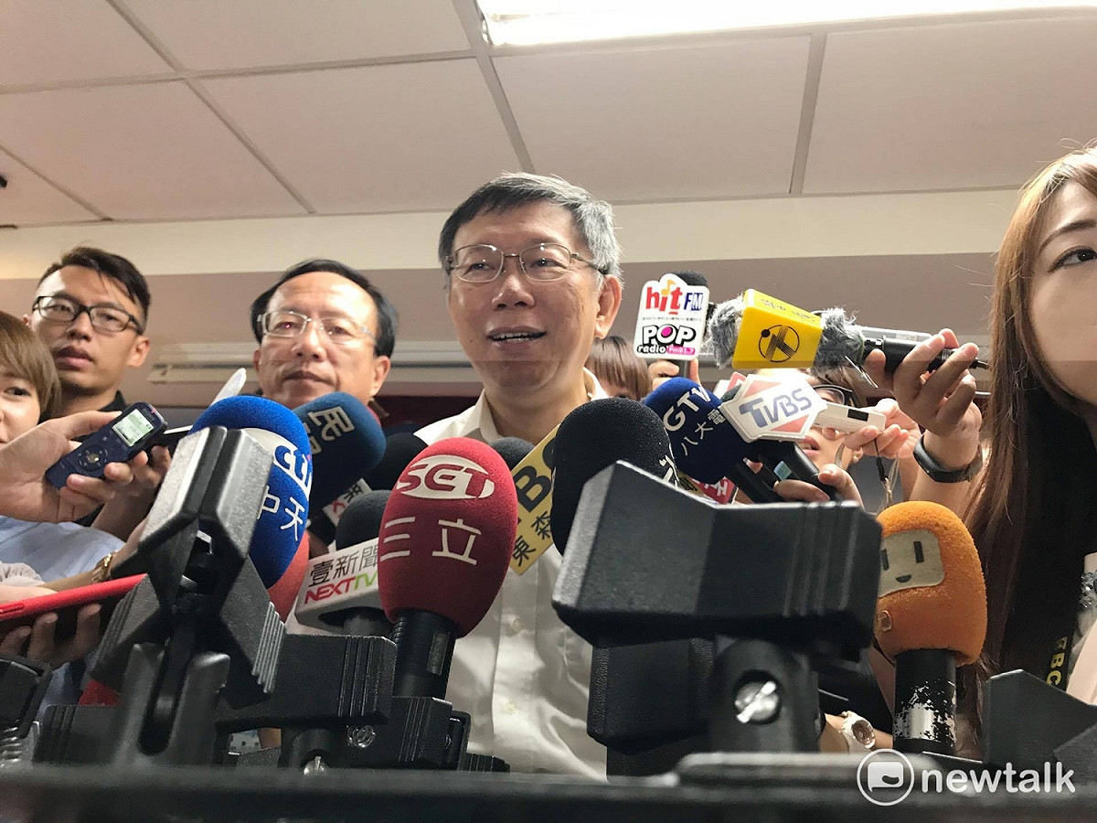 台北市長柯文哲（右）今（26）日與台北市警局長陳嘉昌（左）受訪。 圖：周煊惠 / 攝