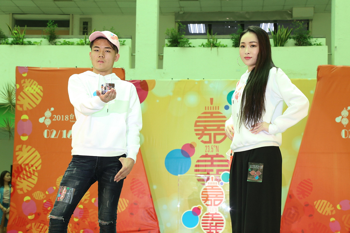 嘉義縣以走秀呈現燈會Logo，展示燈會Logo可以很時尚(fashion)、很年輕(young)，也宣告創意十足的2018台灣燈會，保證不一young。 圖 : 嘉義縣政府/提供