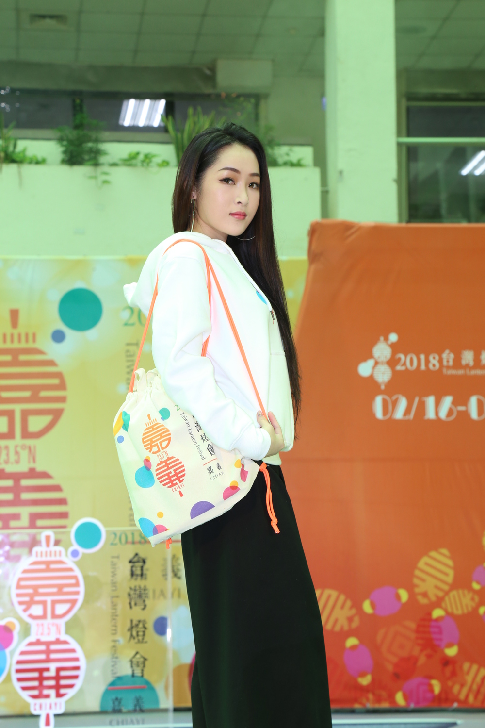 嘉義縣以走秀呈現燈會Logo，展示燈會Logo可以很時尚(fashion)、很年輕(young)，也宣告創意十足的2018台灣燈會，保證不一young。 圖 : 嘉義縣政府/提供