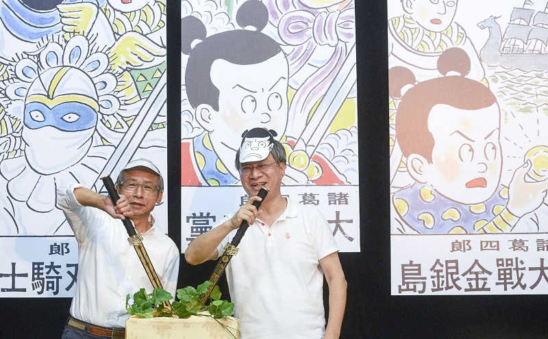 紙風車劇團《諸葛四郎》記者會上，吳念真(左)與小野扮成諸葛四郎和真平。 圖：張大魯/攝