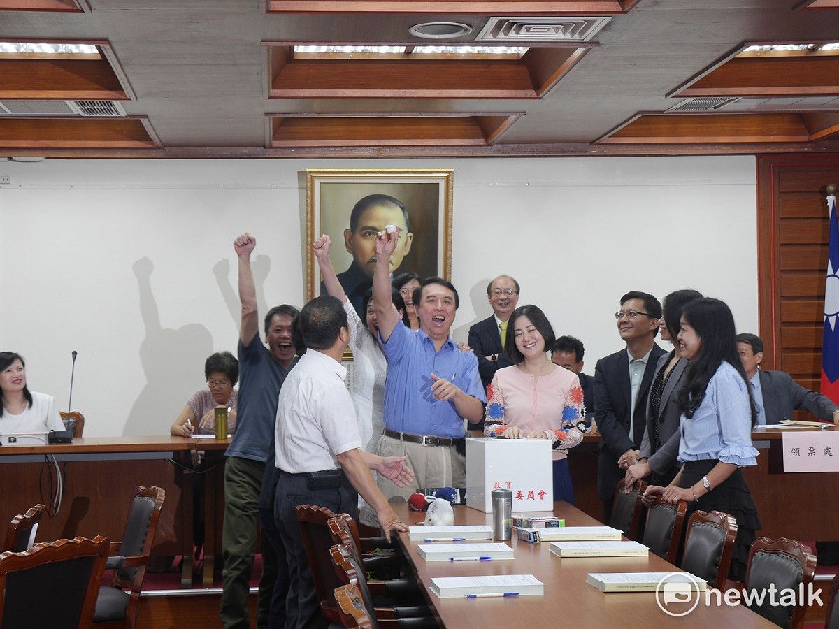 教育文化委員會今天上午舉行召集委員選舉，最終由陳學聖抽中順利當選，國民黨團一陣歡聲。 圖：趙婉淳/攝