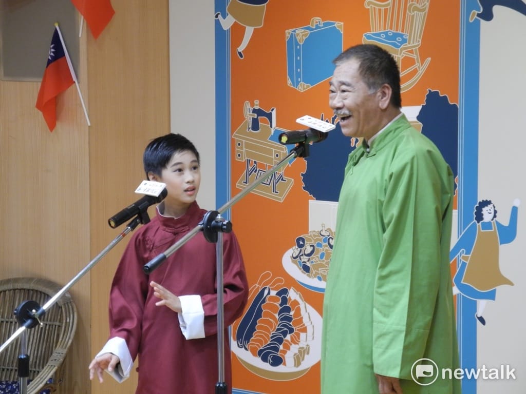 說唱藝術家王振全與王咨漢表演相聲段子。 圖 : 王峻昌/攝