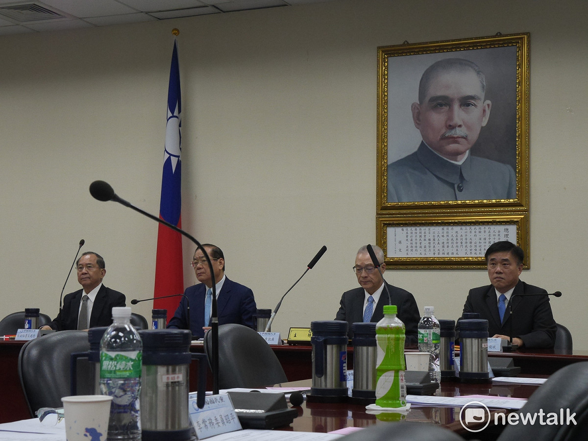 國民黨主席吳敦義今（27）天下午於中常會，他試問，日前民進黨主席蔡英文提出的「新模式是否就包括台灣獨立？」 圖：趙婉淳／攝
