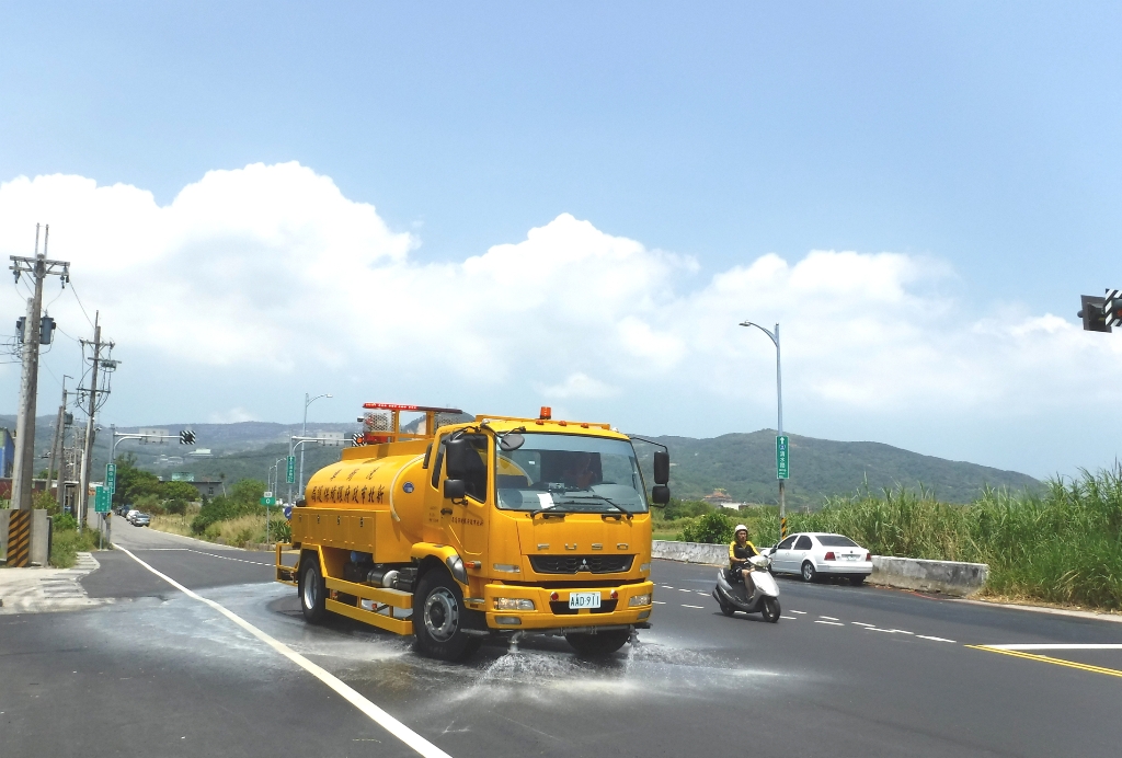 環保局灑水掃街車進行道路灑水降溫。 圖 : 新北市政府/提供