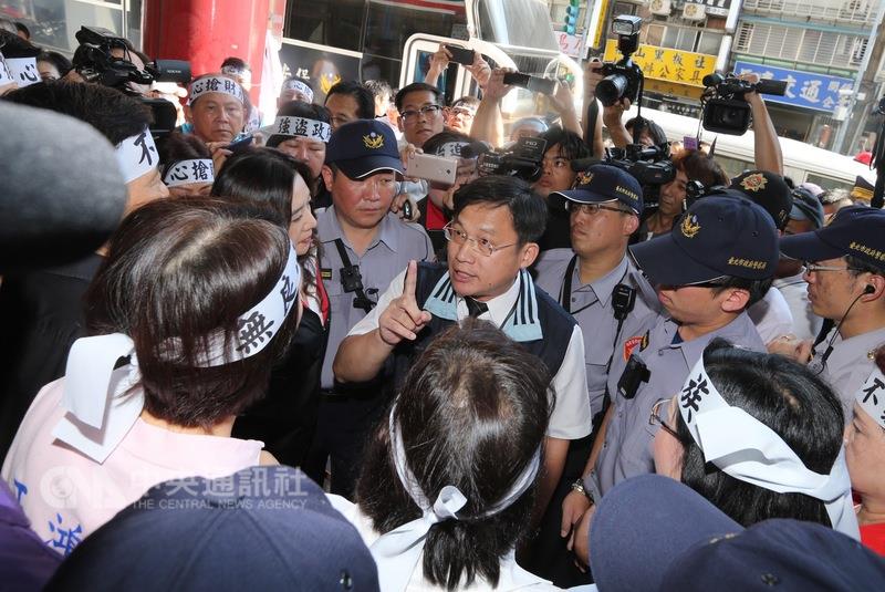 法務部行政執行署27日派員前往國民黨松山區黨部，國民黨員王鴻薇等多人27日擋在黨部樓下大門出入口，不讓執行官進入執行貼封條的動作。 圖 : 中央社