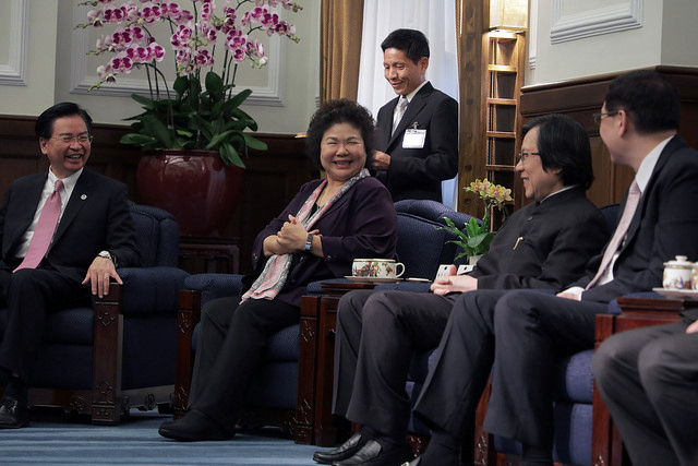 總統頒授行政院農業委員會前副主任委員戴振耀「三等景星勳章」，總統府秘書長吳釗燮（左起）、高雄市長陳菊以及「臺灣日本關係協會」會長邱義仁等貴賓均出席。 圖 : 總統府提供