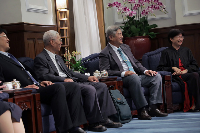 總統頒授行政院農業委員會前副主任委員戴振耀「三等景星勳章」，戴前副主委親友連袂出席。 圖 : 總統府提供