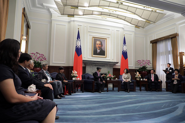 總統與行政院農業委員會前副主任委員戴振耀寒暄。 圖 : 總統府提供