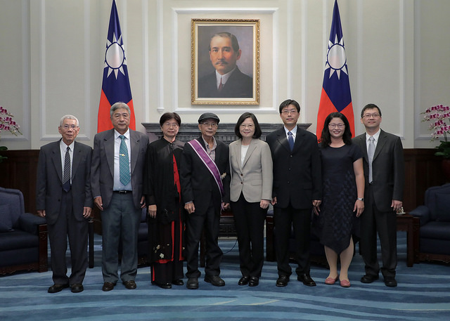 總統與行政院農業委員會前副主任委員戴振耀等人合影。 圖 : 總統府提供
