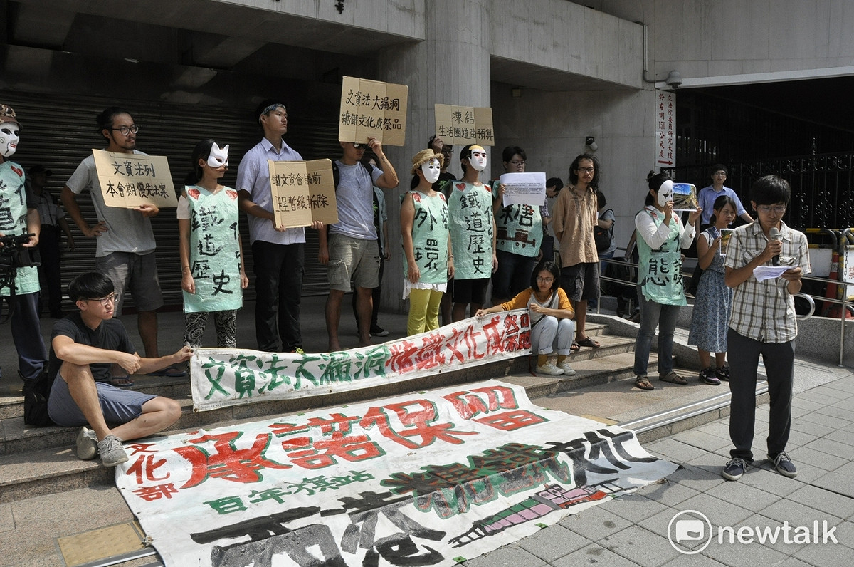 西港糖鐵堤報文資，未經審議大會就遭否決；搶救西港糖鐵今（１９）日又到立法院陳抗；鄭麗君表示，針對西港糖鐵案已和相關單位取得共識，將變更設計，讓西港糖鐵可以保存下來。 圖:陳香蘭／攝