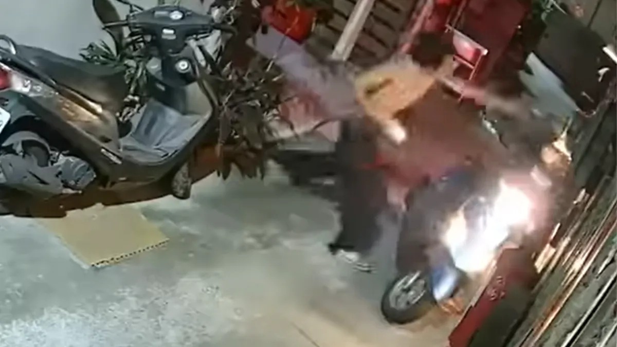 台中一中商圈1名赤裸上身男子無差別襲擊機車騎士。 圖：翻攝自游金隆臉書