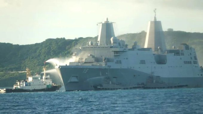 當地時間 20 日下午，位於沖繩白灘海軍基地外海的美軍「紐奧良號」兩棲運輸艦突然起火，火勢持續燃燒 12 小時後才被撲滅，事故總計造成 2 名美軍士兵受傷。 圖：翻攝自 @sentdefender X 帳號