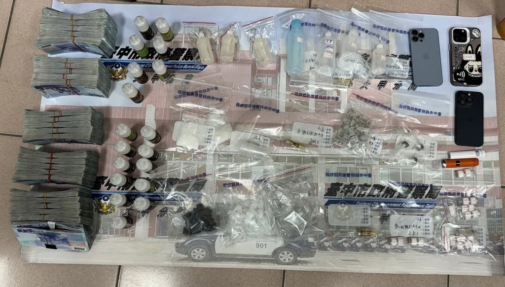 台中市大甲警分局日前破獲第二級毒品依托咪酯煙彈分裝場案，逮捕王姓及林姓男子，查扣毒品、製毒工具及現金等贓、證物。（民眾提供）中央社記者趙麗妍傳真  114年8月21日