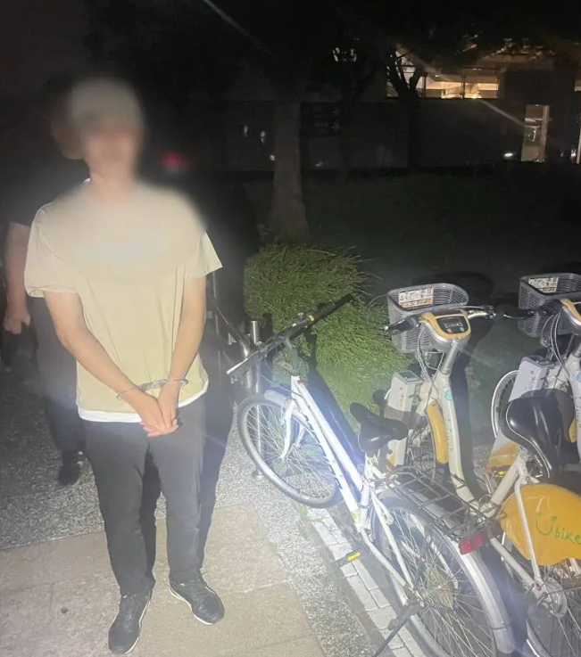 32歲的陳姓嫌犯身穿白衣、頭戴黑帽潛入住宅社區，並隨機拉車門行竊。 圖：警方提供