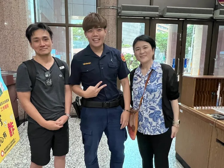 日本遊客搭計程車遺落手機，員警協助尋回。 圖：警方提供