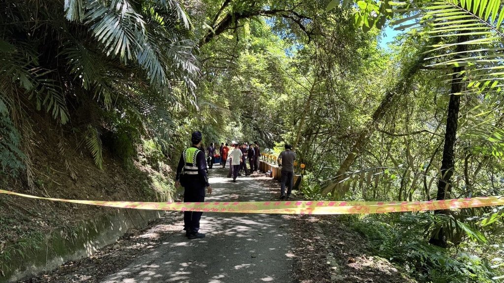 宜蘭縣頭城鎮山區21日發現一具棄屍，據了解是新竹縣竹東地區有人遭打死，凶嫌事後將屍體棄置於宜蘭。警方獲報後於現場拉起封鎖線展開偵辦。（讀者提供）中央社記者沈如峰宜蘭縣傳真  114年8月21日