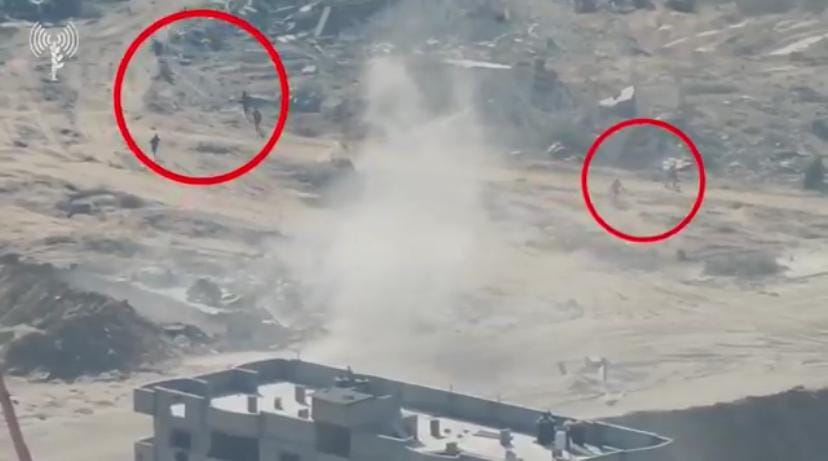 約18名哈瑪斯戰士自地道衝出，手持機關槍與火箭推進榴彈（RPG）猛烈攻擊以色列營區。(資料照片) 圖：翻攝自 X @The Informant