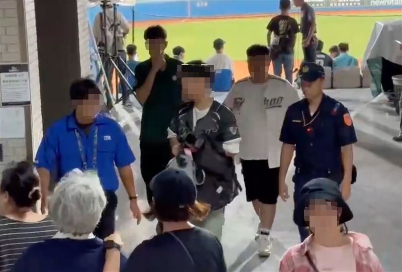 日籍男子在台東看棒球，因前方球迷站立擋到視線，於社群發文威脅殺人，遭警方帶離。 圖：警方提供