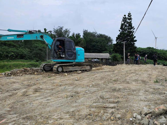 雲林地檢署接獲農業部林業及自然保育署南投分署檢舉，指稱麥寮鄉國有林地，遭掩埋大量營建廢棄物。 圖：雲林地檢署提供