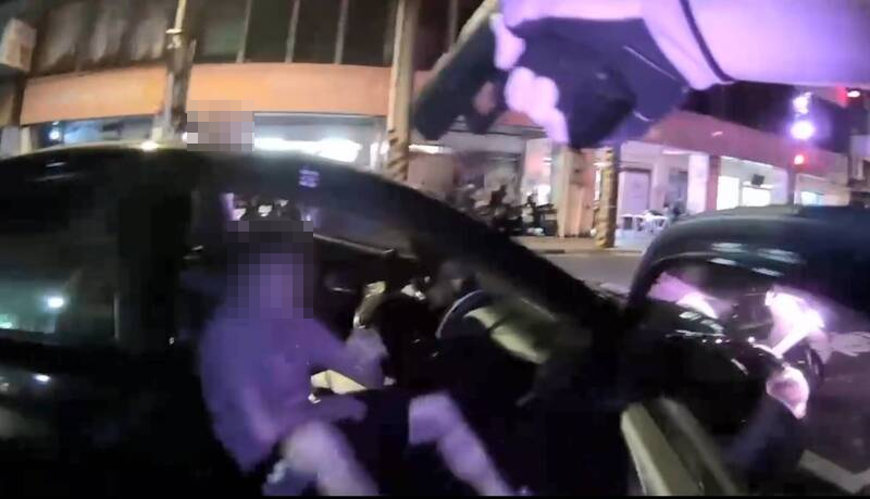 警方擴大查緝並鎖定行蹤，約一小時後集結大批警力逮捕逃逸拒檢的張姓駕駛。 圖：警方提供