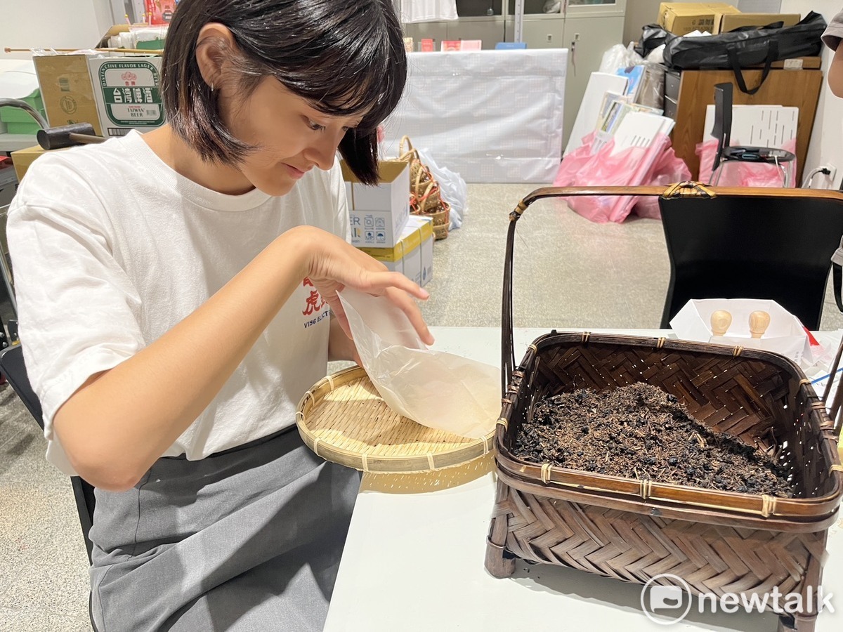 「府城試煉日」活動設計以角色扮演與闖關方式展開。參加者須先在「踏門而入」關卡回答守衛問題，才可順利入城；隨後需協助商人整理貨物、擔任打鐵師傅助手、辨識城門方位，並親手替茶行老闆包裝茶葉。任務逐步推進，參加者也在互動中獲得城中居民的認可。 圖：台南市政府提供