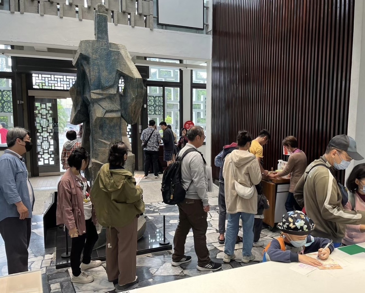 「府城試煉日」活動設計以角色扮演與闖關方式展開。參加者須先在「踏門而入」關卡回答守衛問題，才可順利入城；隨後需協助商人整理貨物、擔任打鐵師傅助手、辨識城門方位，並親手替茶行老闆包裝茶葉。任務逐步推進，參加者也在互動中獲得城中居民的認可。 圖：台南市政府提供