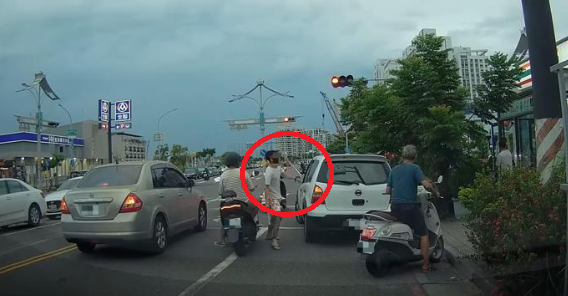 28歲邱姓男子不滿紅線違停遭路人提醒，從車內取出球棒向路人叫囂。 圖：翻攝自社會事新聞影音