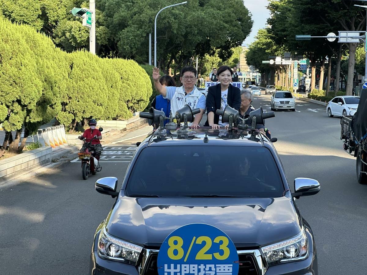 國民黨立委林思銘找來遭停職的新竹市長高虹安陪同車隊掃街。 圖：林思銘辦公室/提供