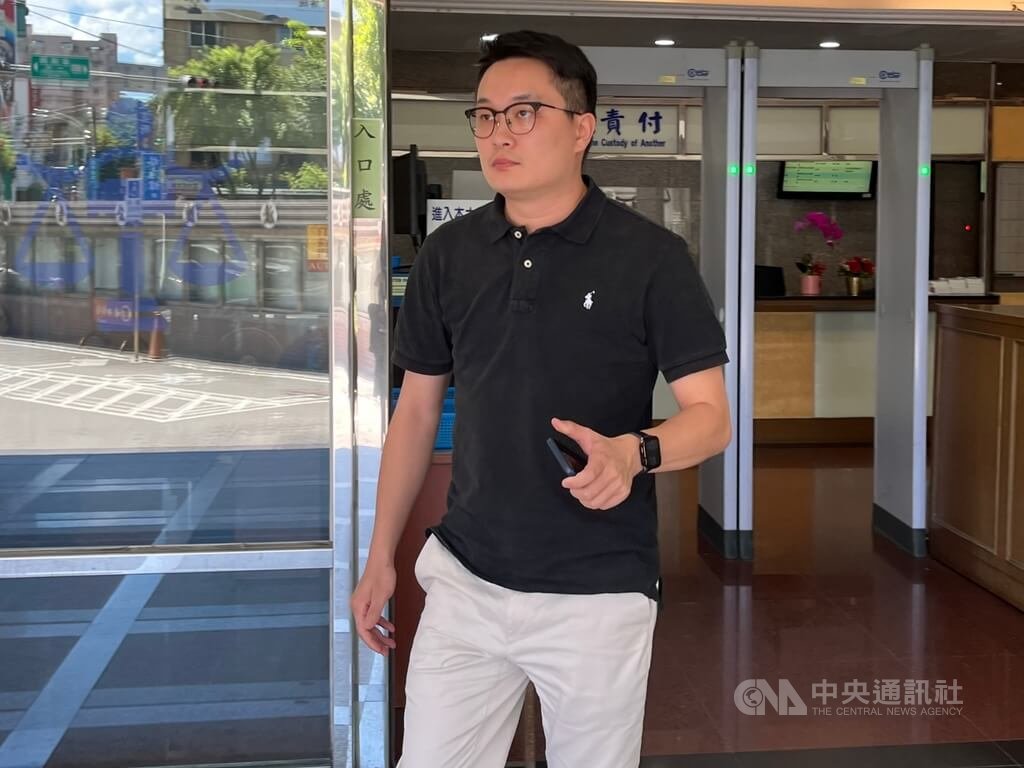 新北地檢署持續偵辦民進黨籍立委蘇巧慧、張宏陸及李坤城罷免提議涉偽造案，起訴31人，新北地方法院21日召開準備庭，其中，提議罷免張宏陸案發起人吳禹辰（圖）在庭上否認犯行。中央社記者趙敏雅攝 114年8月21日