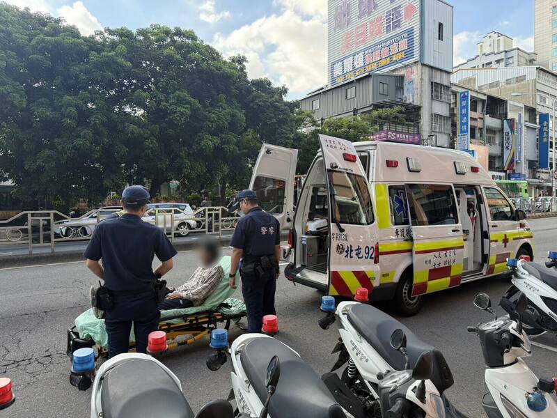檢察官接獲警方通報後，今日下午指揮警察將紀姓街友強制送醫。 圖：警方提供