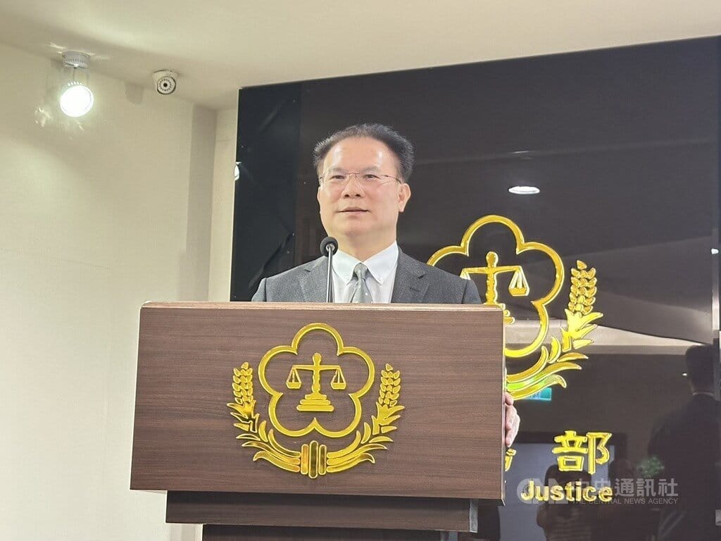 法務部21日就民眾黨立院黨團提案刑訴法修法事件召開記者會，次長黃謀信（圖）出面說明，其中針對無期徒刑可否假釋部分，草案已送行政院審查中，後續也將會銜司法院進行相關討論。中央社記者劉世怡攝 114年8月21日