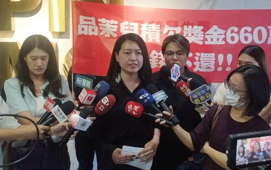 品茉兒生醫前總裁吳芮芃(左二)日率核心高層前往公司總部抗議。 圖：孫家銘翻攝