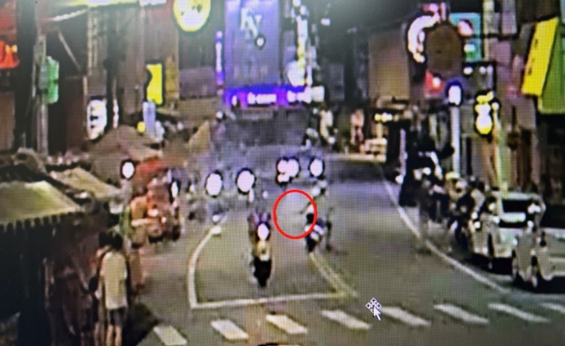 葉姓男子因情緒失控騎機車在路口來回狂飆，還手持長刀揮舞。 圖：翻攝自記者爆料網