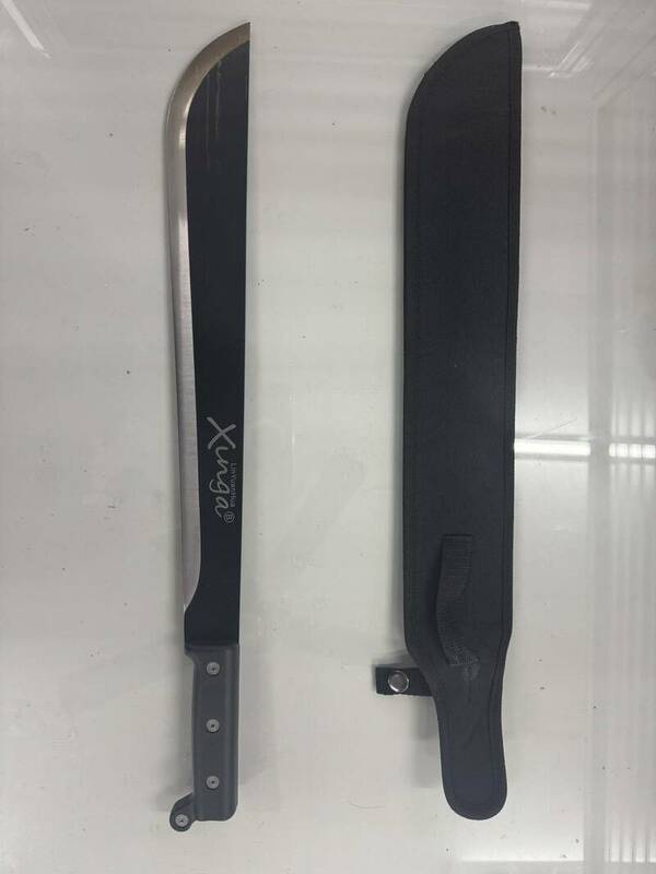 警方在現場查獲1把約40至50公分長刀。 圖：警方提供