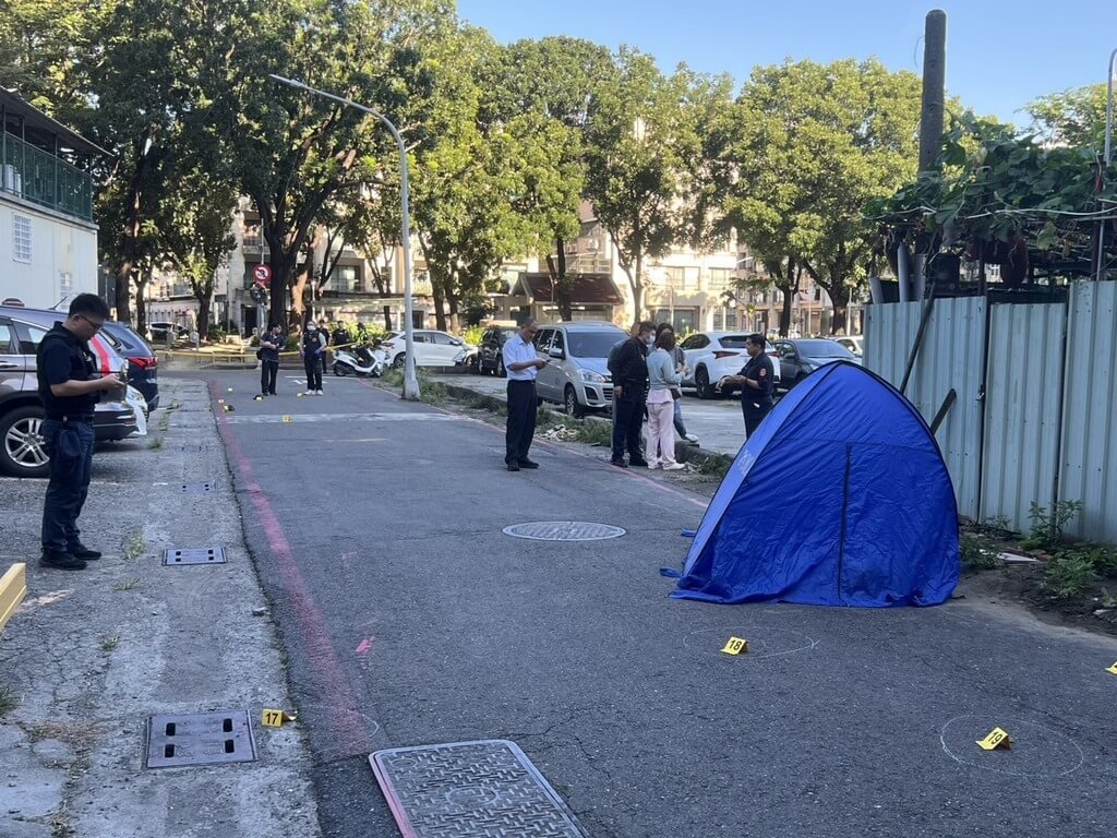 高雄左營22日上午發生槍擊案，羅姓男子遭不明人士以行刑式槍決當街射殺，頭頸中彈，經救護人員到場確認已無生命跡象。警方現場找到8顆彈殼，並透過監視器已鎖定駕駛白色自小客車的犯嫌，全力查緝中。（高市左營警分局提供）中央社記者洪學廣傳真　114年8月22日