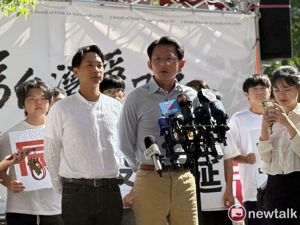 民眾黨主席黃國昌與台北市議員陳宥丞今於內湖啟動核三延役公投投同意車掃。 圖：周煊惠 / 攝