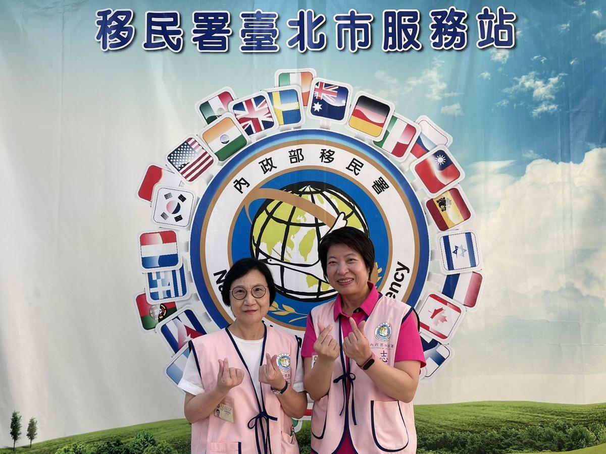 移民署台北市服務站優良志工張秀美（左）及葉瑞香（右），服務暖心獲肯定。 圖：移民署提供